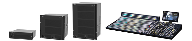 左からビデオペリフェラルAV-PF8000シリーズ、ルーティングスイッチャー　AV-WM8000シリーズ、
ライブスイッチャー　AV-HS8300シリーズ　メインフレーム、ライブスイッチャー　AV-HS8300シリーズ　コントロールパネル/メニューパネル